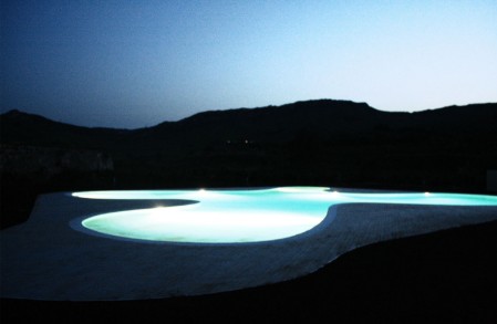 piscina illuminata