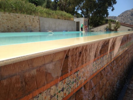 piscina sfioro piscina infinity